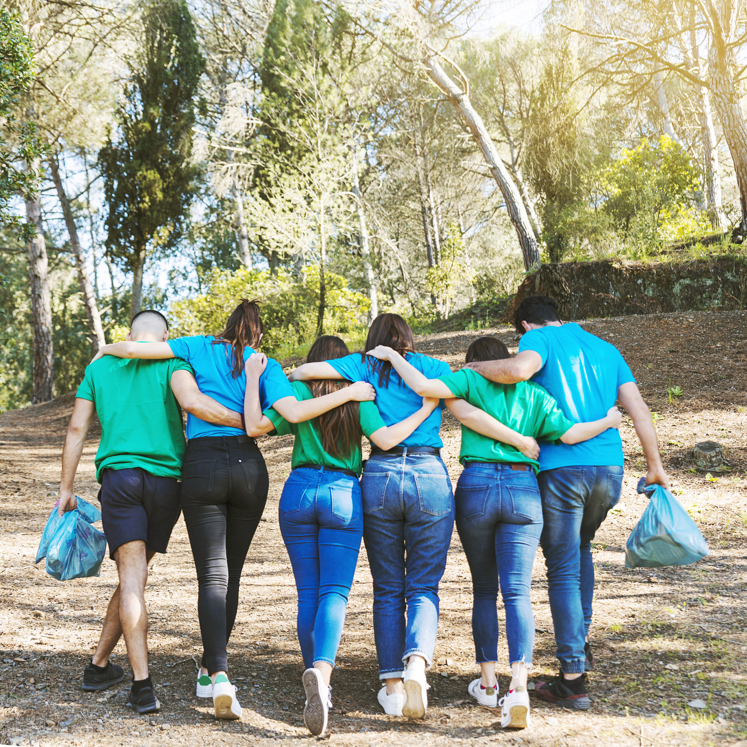 militants-en-train-de-marcher-avec-des-sacs-poubelles-dans-les-bois